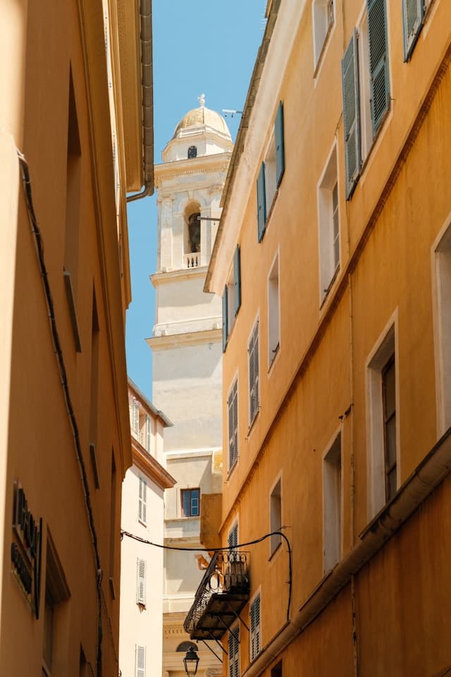 , Architecture et menuiserie minimaliste en Corse